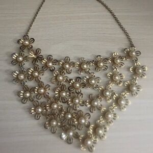 Elegant Floral Pearl Necklace